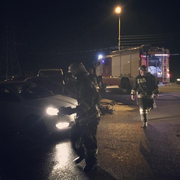 При въезде в Пятигорск в результате ДТП загорелась легковушка. ВИДЕО